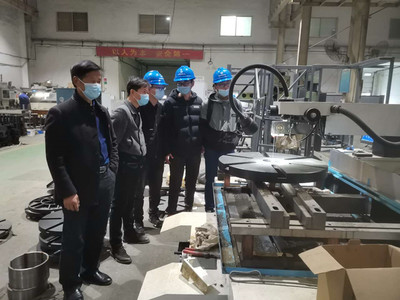 機(jī)電工程學(xué)院領(lǐng)導(dǎo)深入學(xué)生生產(chǎn)實(shí)習(xí)現(xiàn)場(chǎng)進(jìn)行調(diào)研走訪